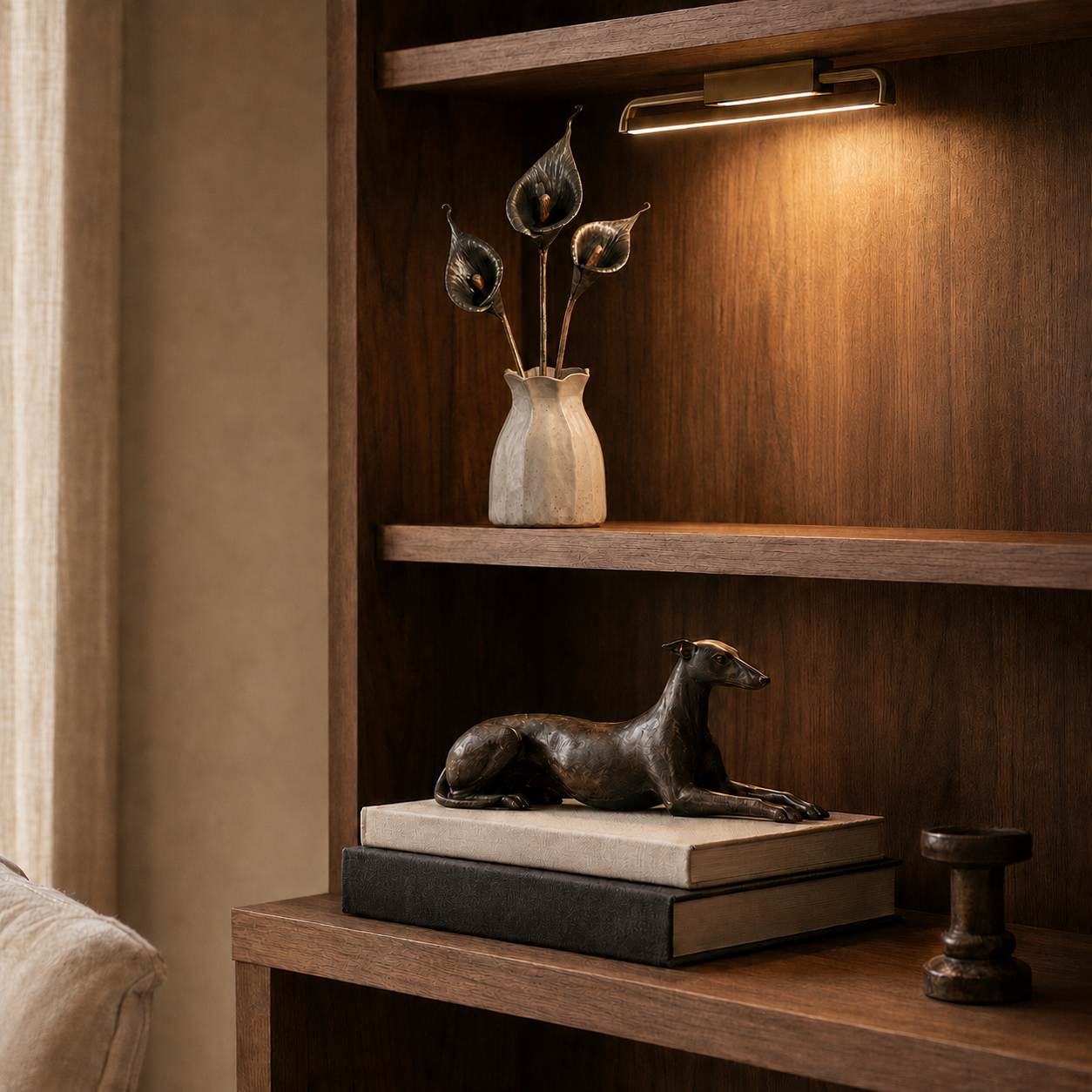 Sculpturale decoratie op een warme walnotenhouten boekenplank.