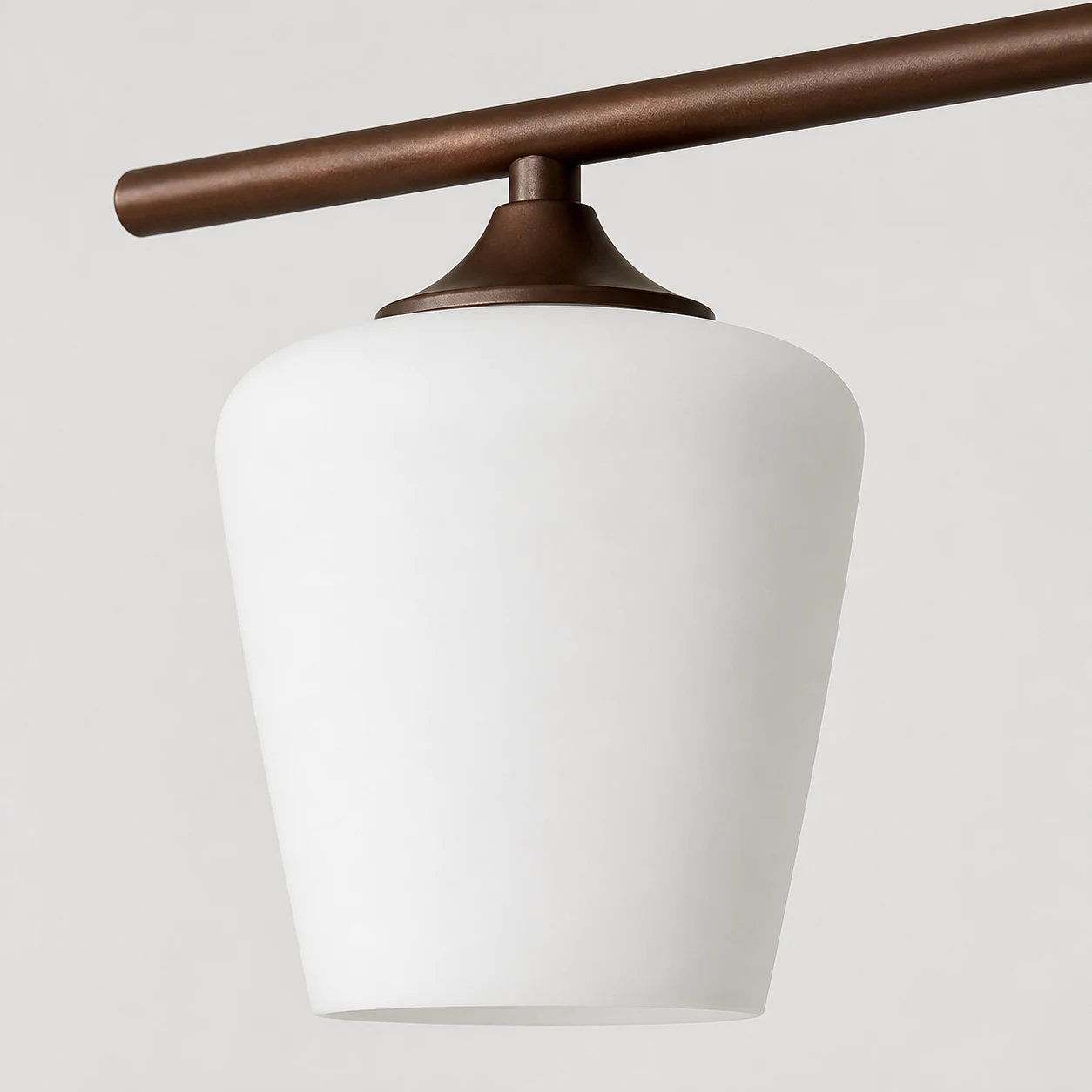Détail de l’abat-jour en verre opale blanc et du support brun café