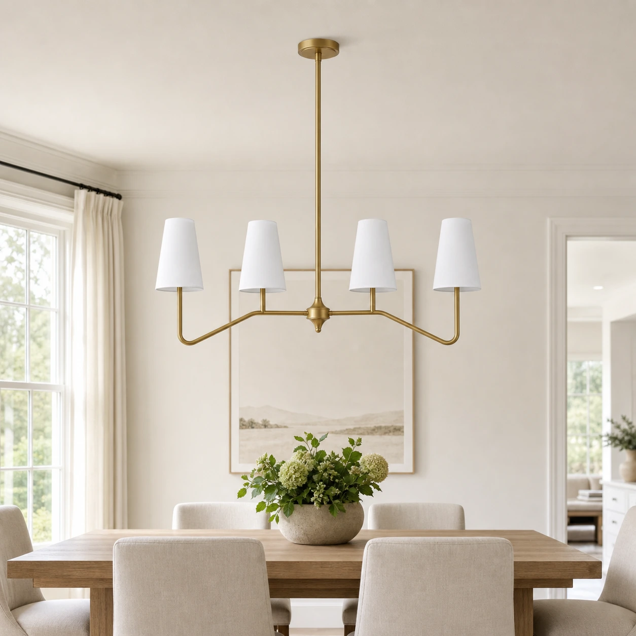 Lampara lineal Strellux en laton sobre una mesa de comedor