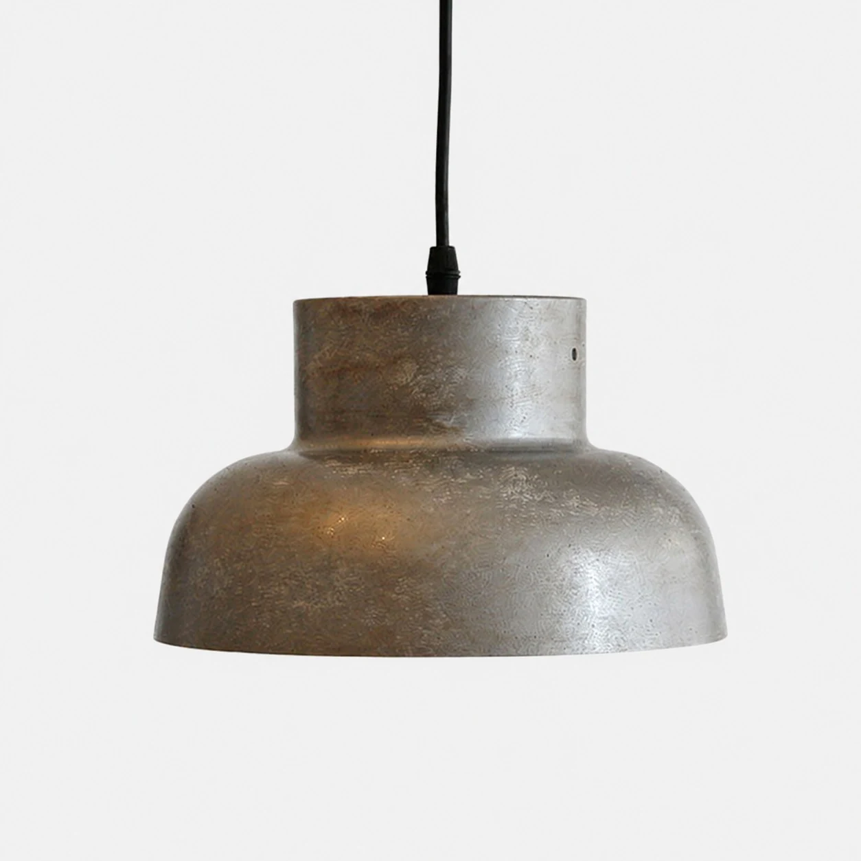 Lampa wisząca w stylu industrialnym z postarzanego metalu na jednolitym tle
