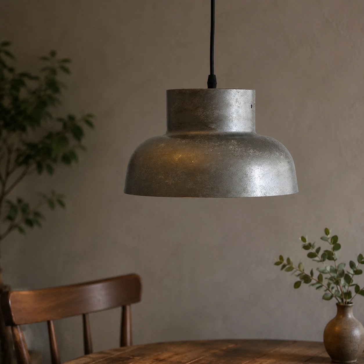 Lampa wisząca w stylu industrialnym w rustykalnym pokoju