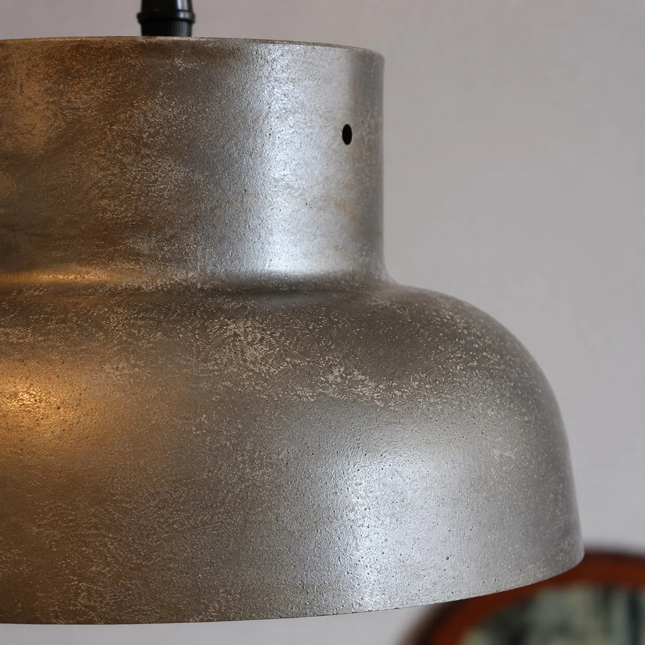 Widok z bliska na starą, srebrno-szarą fakturę metalowego klosza