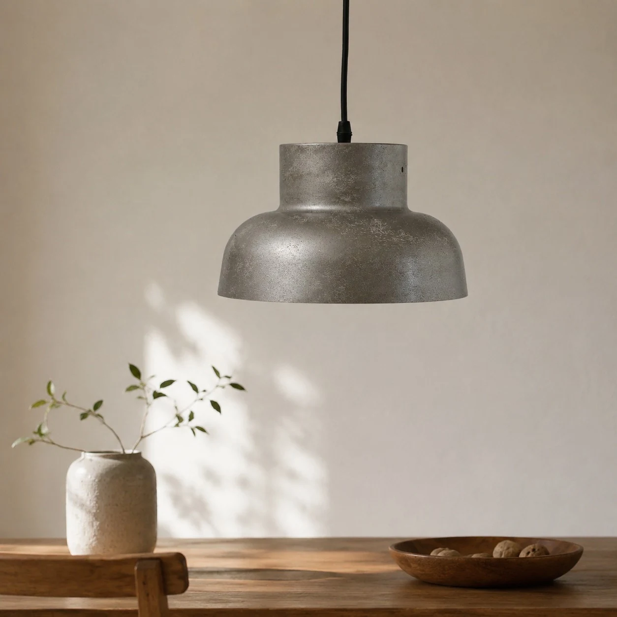 Postarzany metalowy wisiorek w minimalistycznym otoczeniu